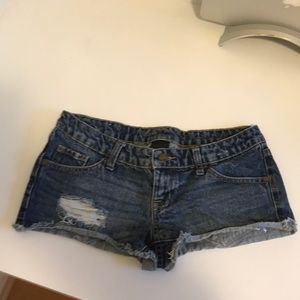 Jean booty shorts
